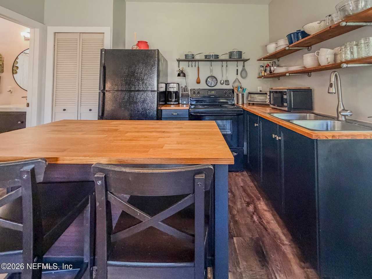3885 Valencia Rd - Photo 4 of 9