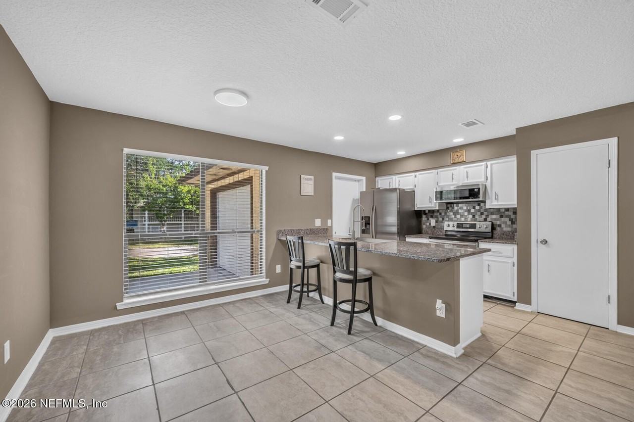 7526 Jasper Ave - Photo 4 of 14