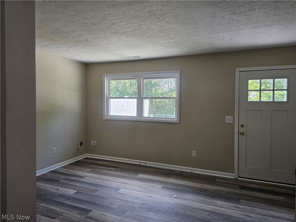 14742 Hillcrest Ave - Photo 7 of 14