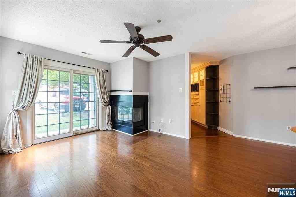 1123 Hyde Park Ct #1123 - Photo 4 of 19