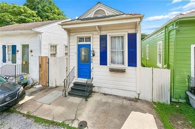 732 Pleasant St - Photo 2 of 9