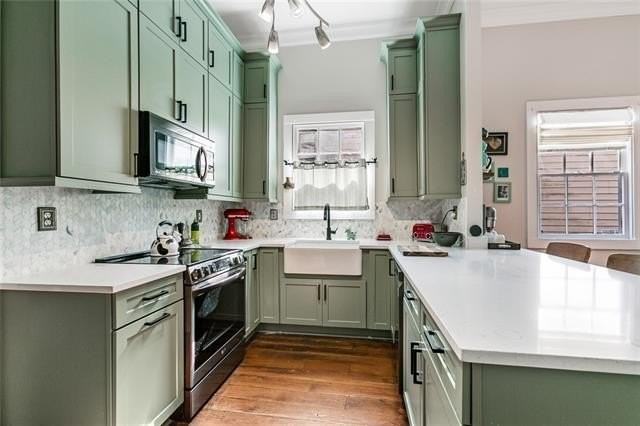 933 Pleasant St - Photo 4 of 11