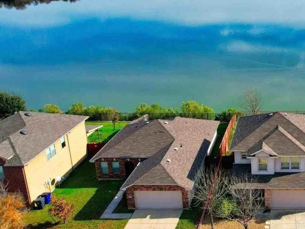 1846 Bayfront Dr - Photo 2 of 25
