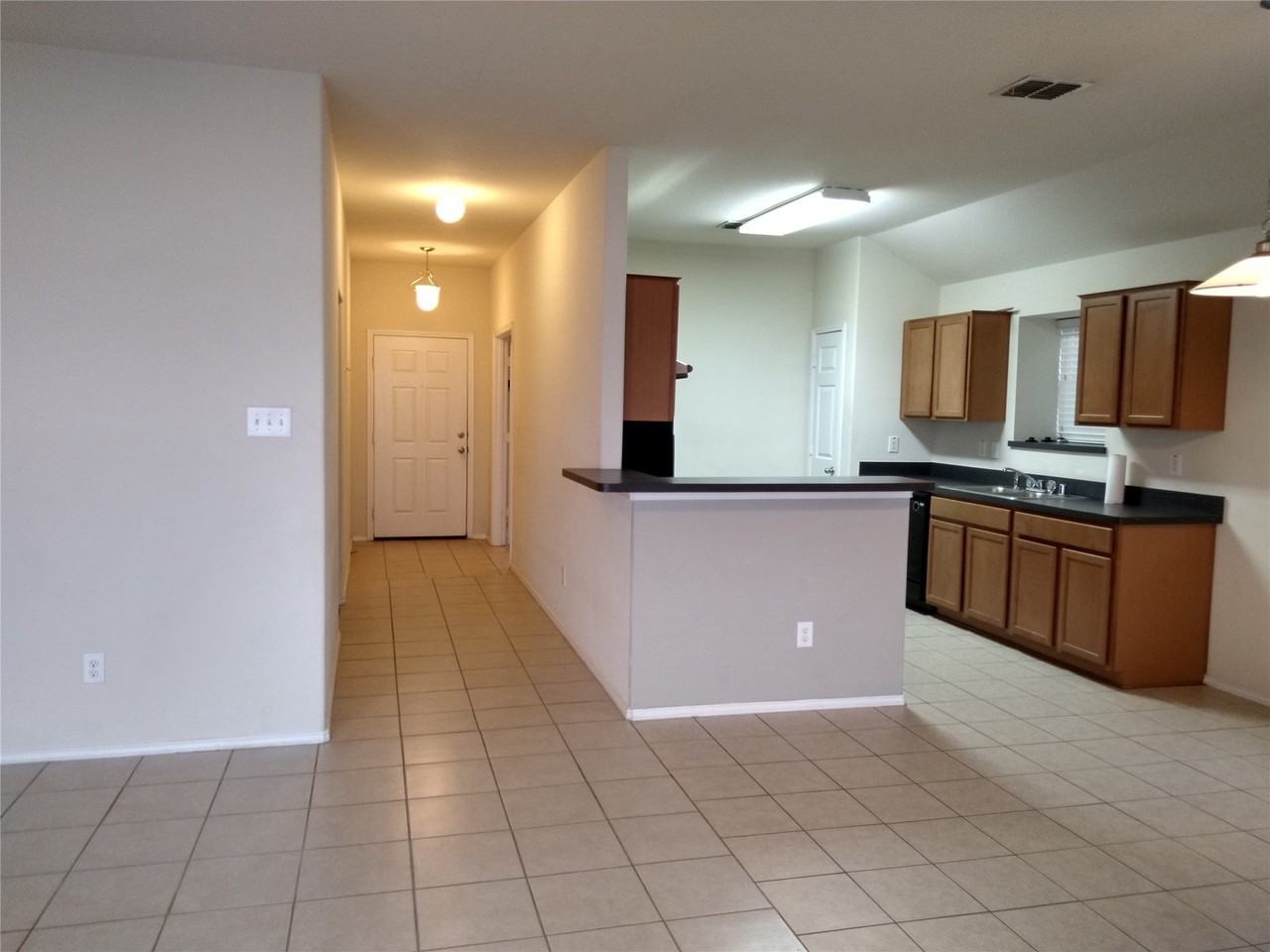 1846 Bayfront Dr - Photo 3 of 25