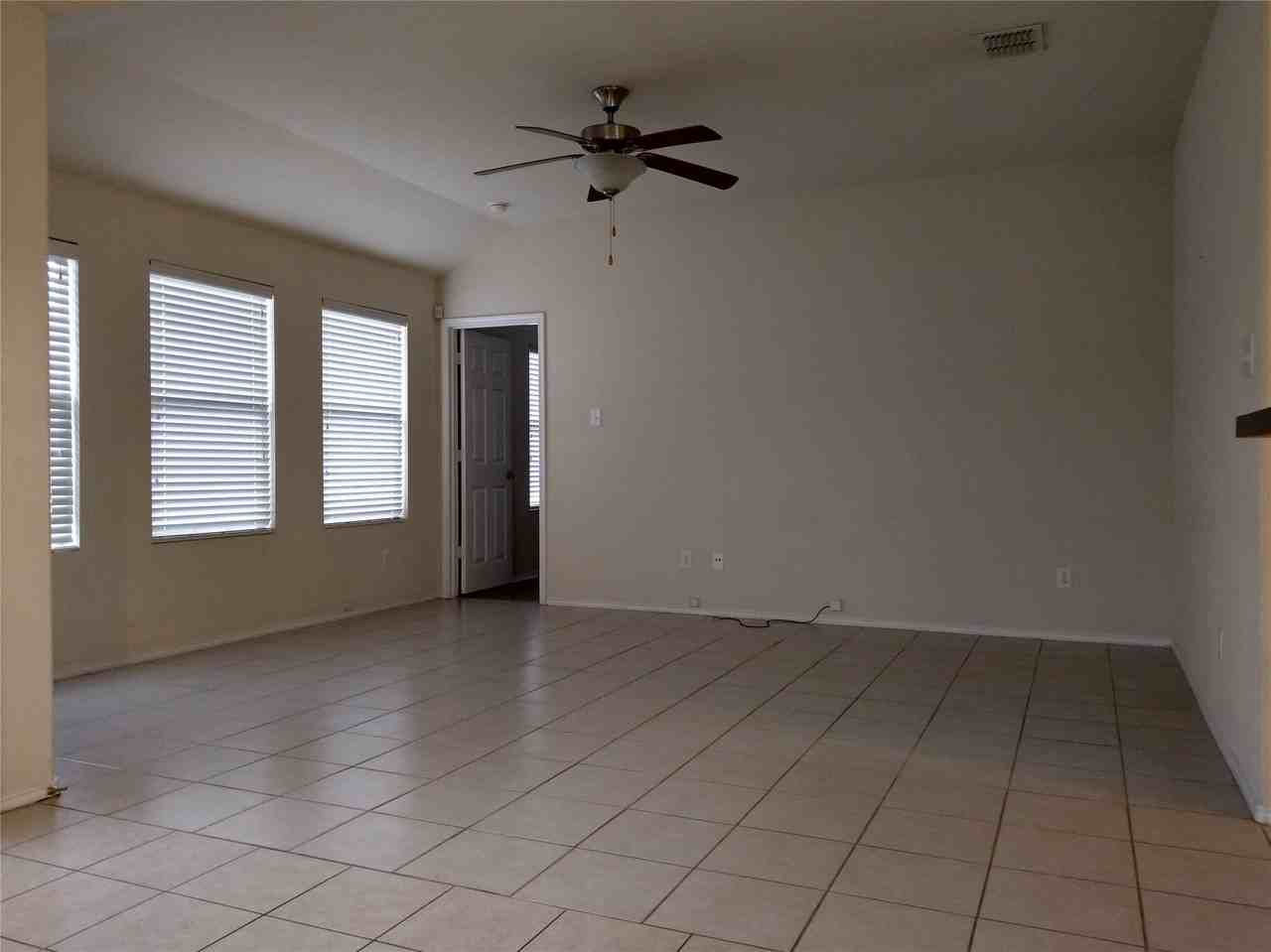 1846 Bayfront Dr - Photo 5 of 25