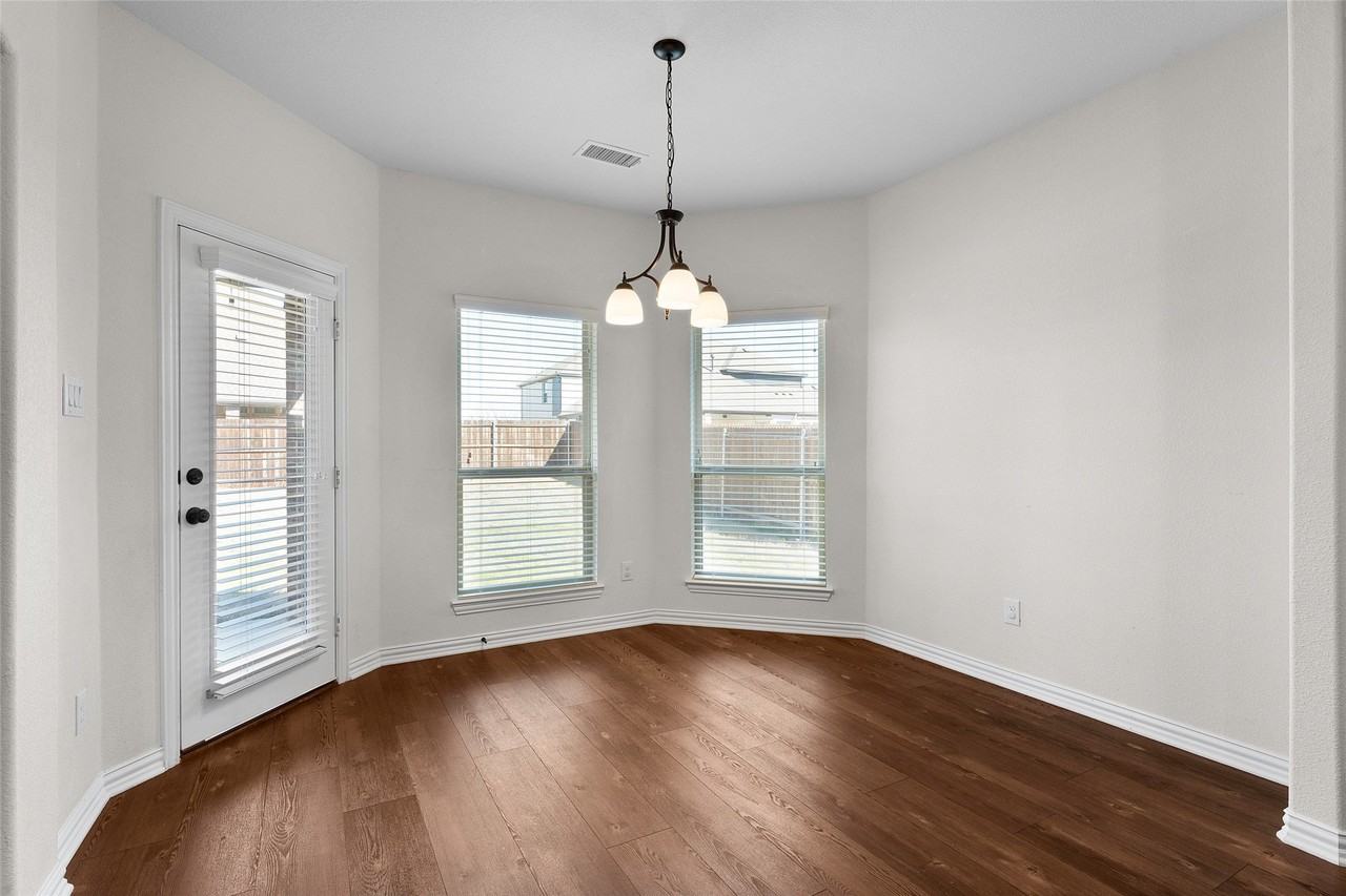 1209 Rogers Pkwy - Photo 4 of 39
