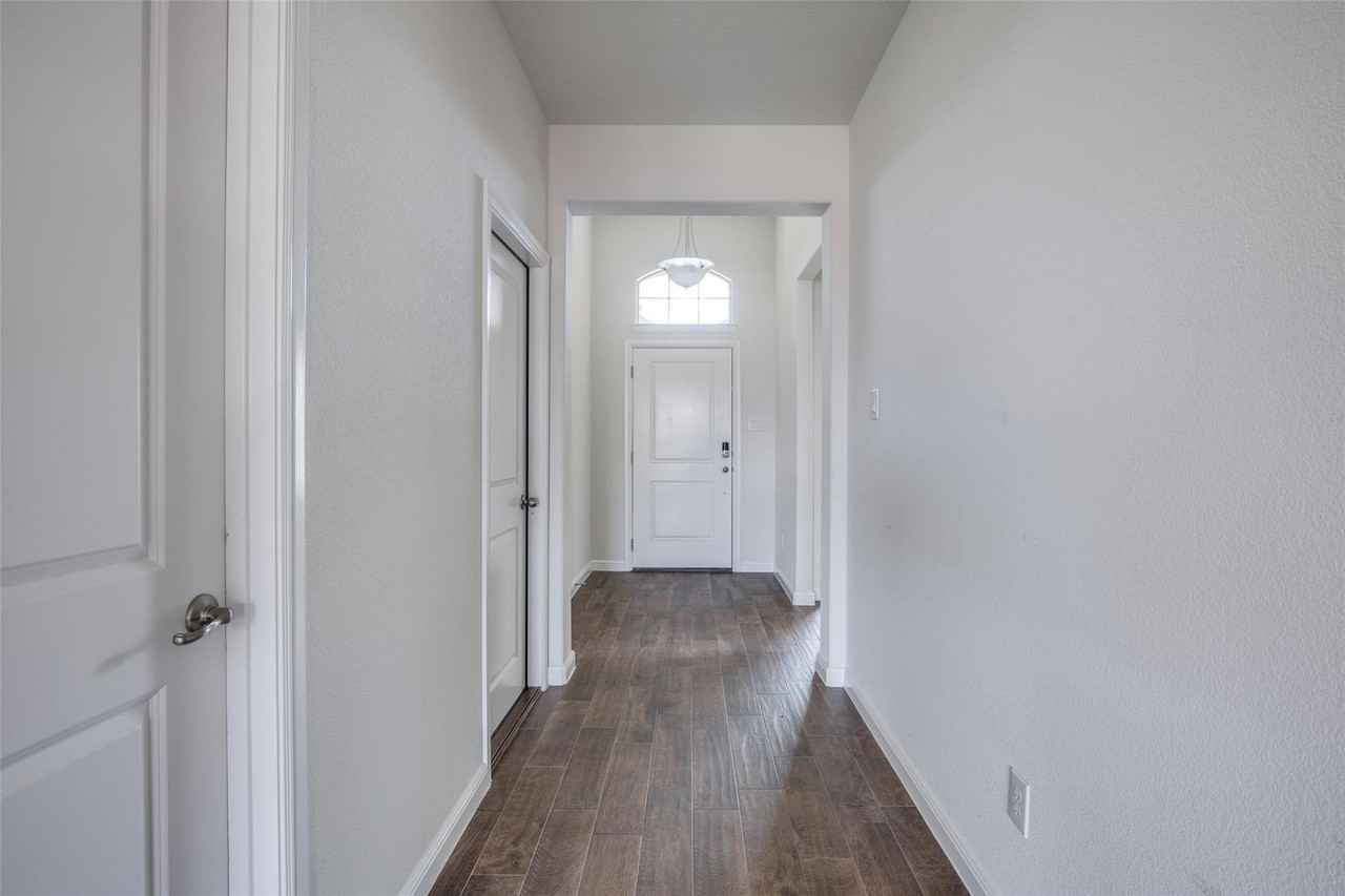 9036 Sycamore Leaf Dr - Photo 4 of 25