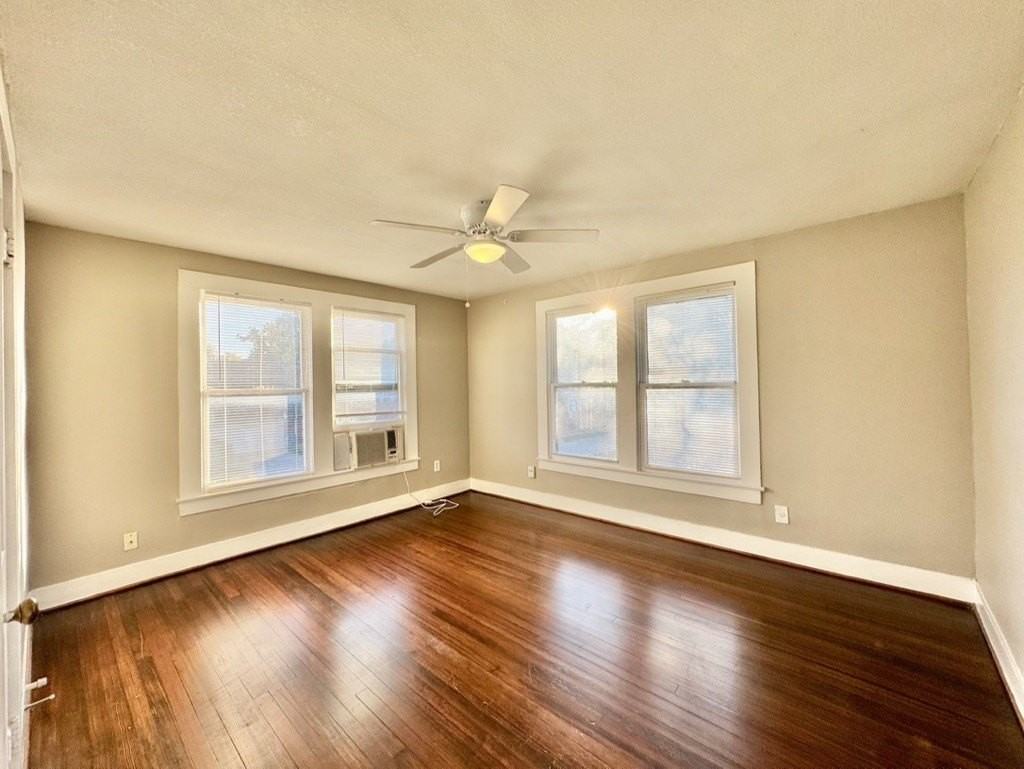 5738 Worth St - Photo 5 of 18