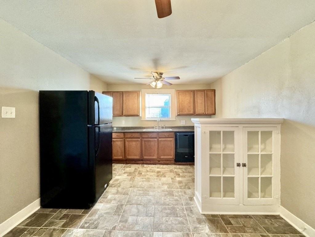 5738 Worth St - Photo 6 of 18