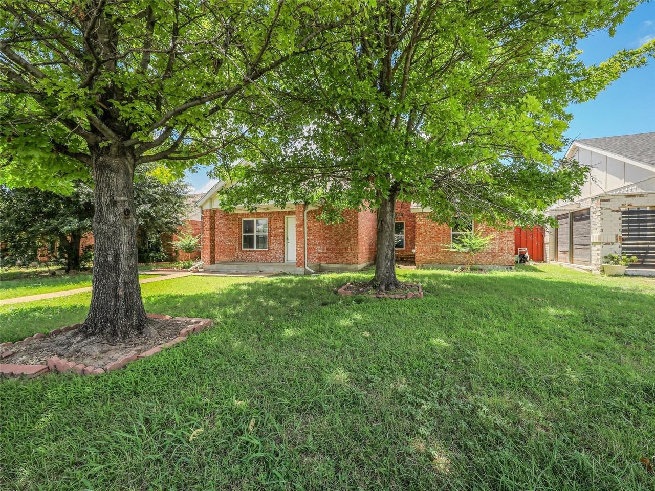 1716 E Parker Rd - Photo 3 of 25