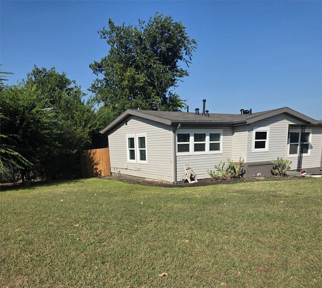 2329 Cass St - Photo 4 of 21