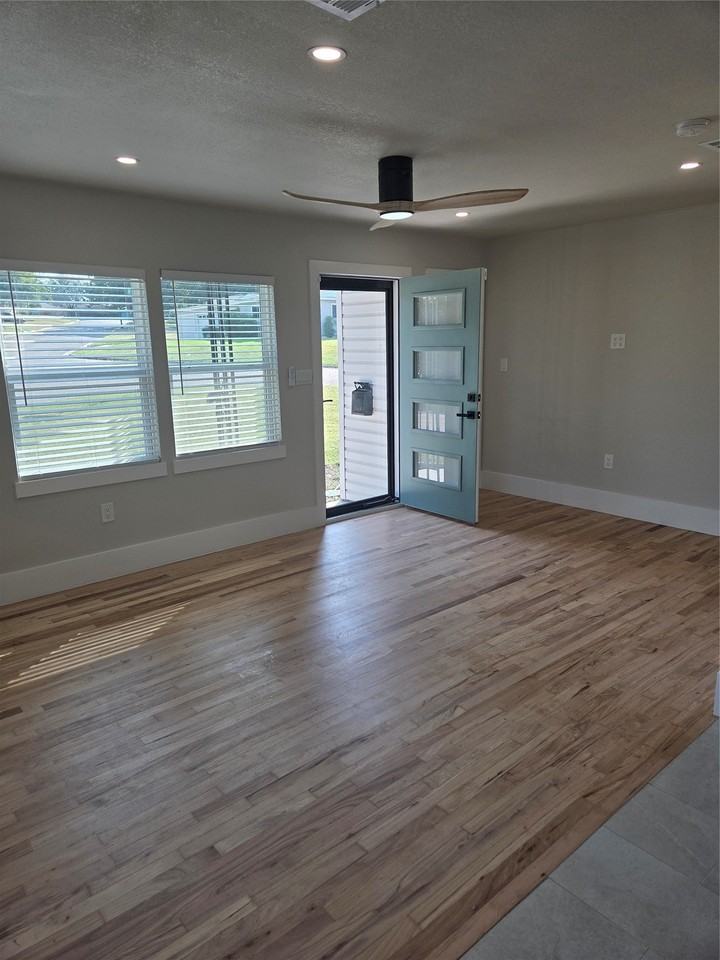 2329 Cass St - Photo 5 of 21