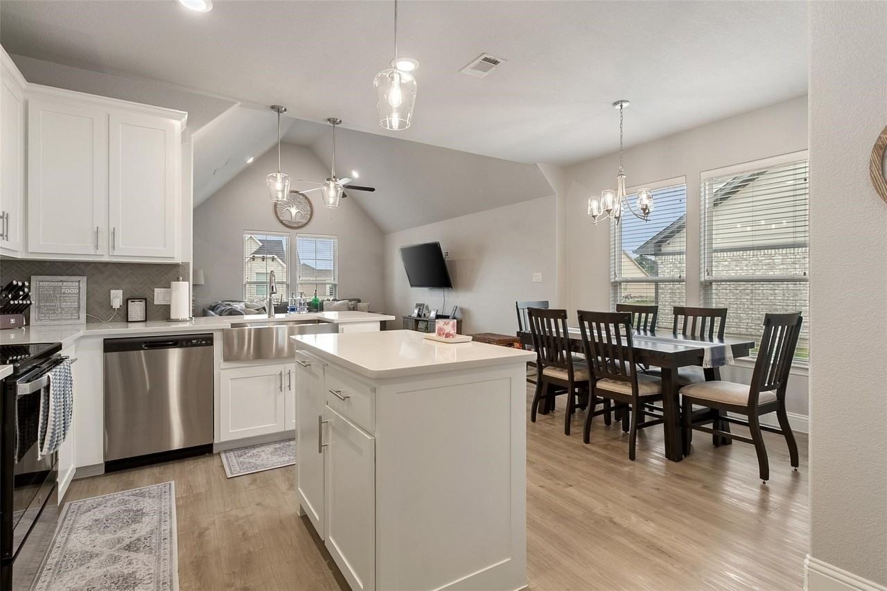 605 Adeline Dr - Photo 4 of 25