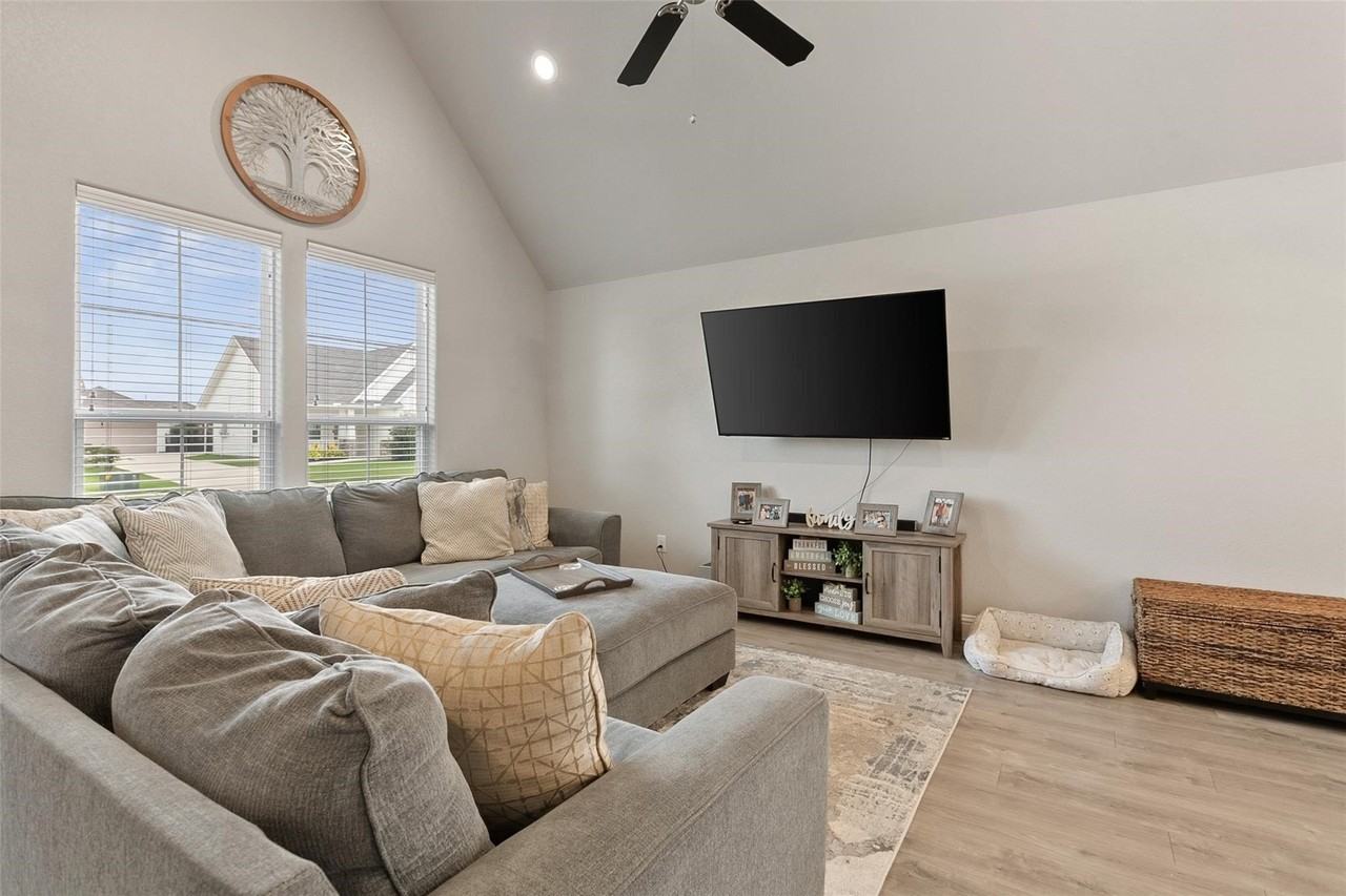 605 Adeline Dr - Photo 6 of 25