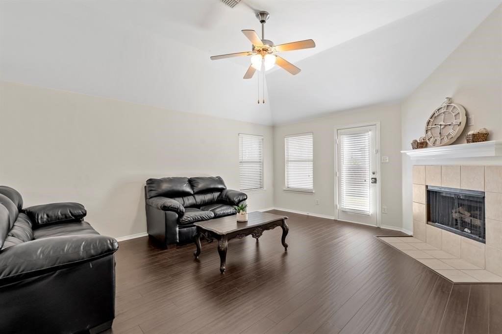 2356 Aurora Dr - Photo 2 of 25