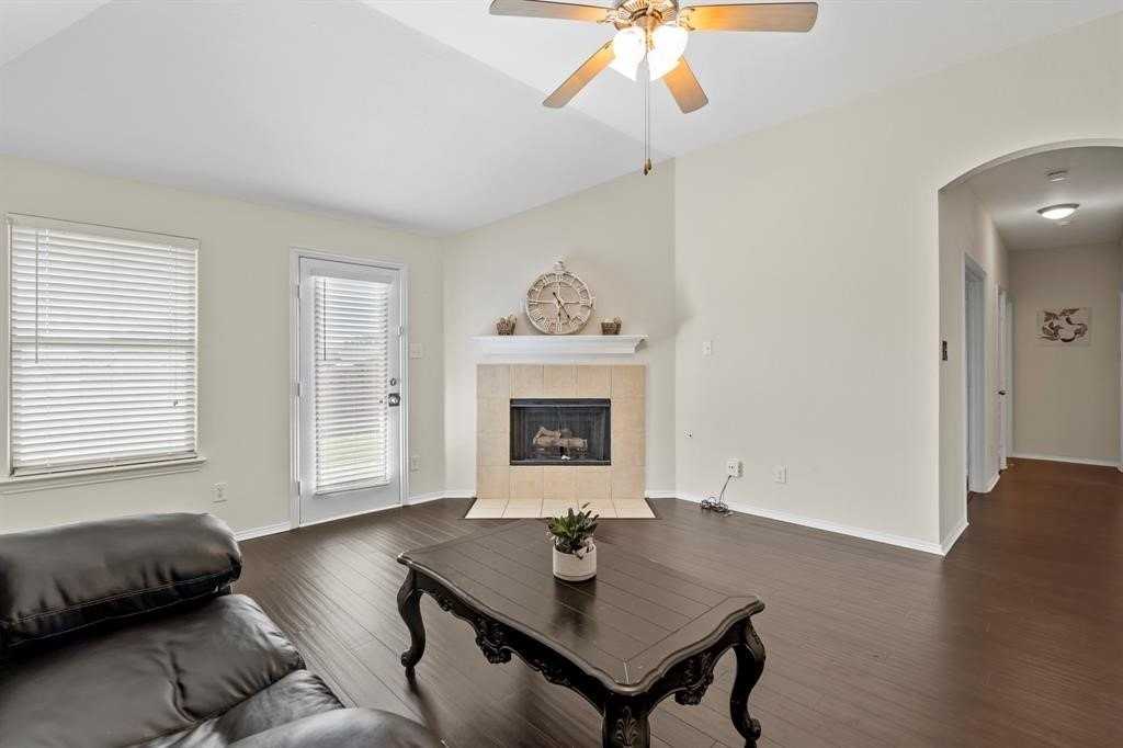 2356 Aurora Dr - Photo 5 of 25