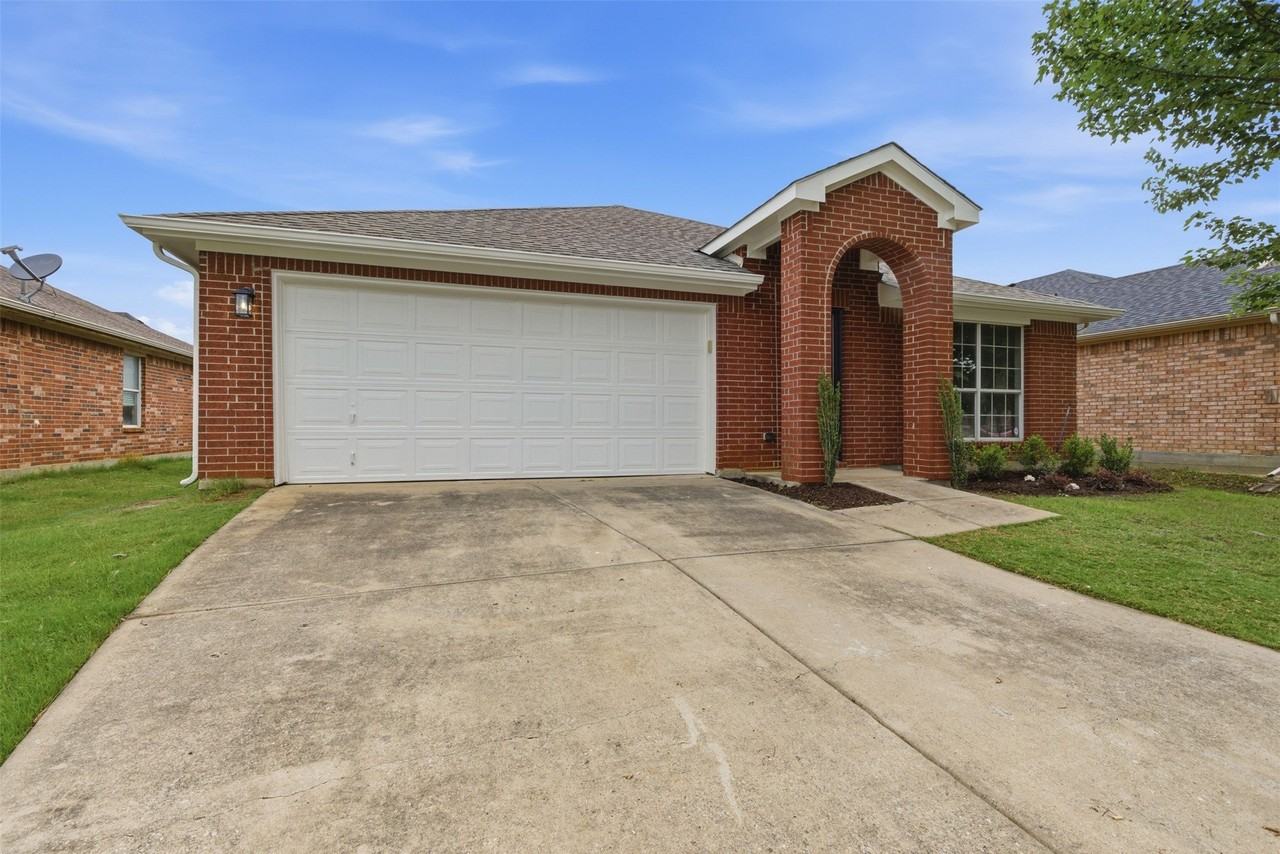 2051 Sunny Side Dr - Photo 3 of 38
