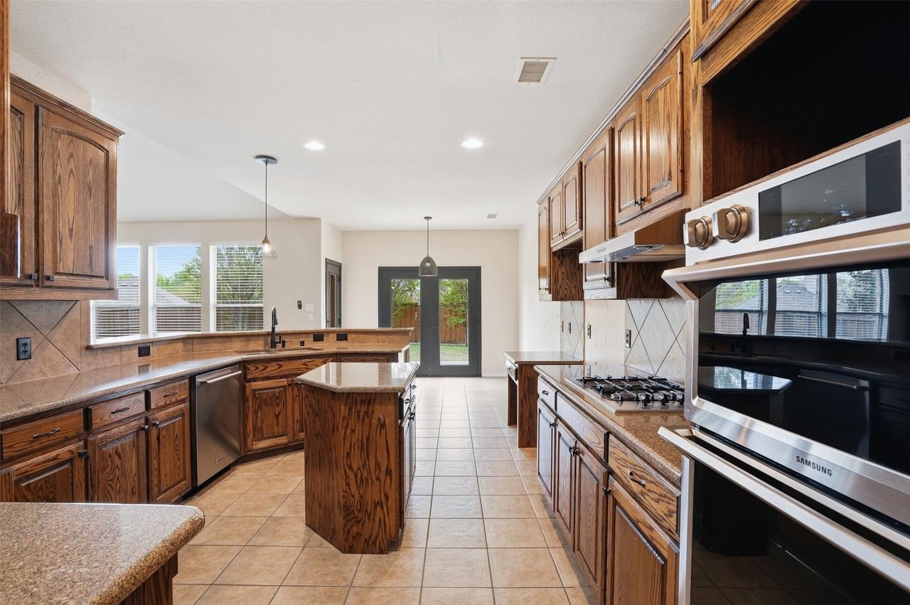 2013 Chessington Ln - Photo 4 of 28