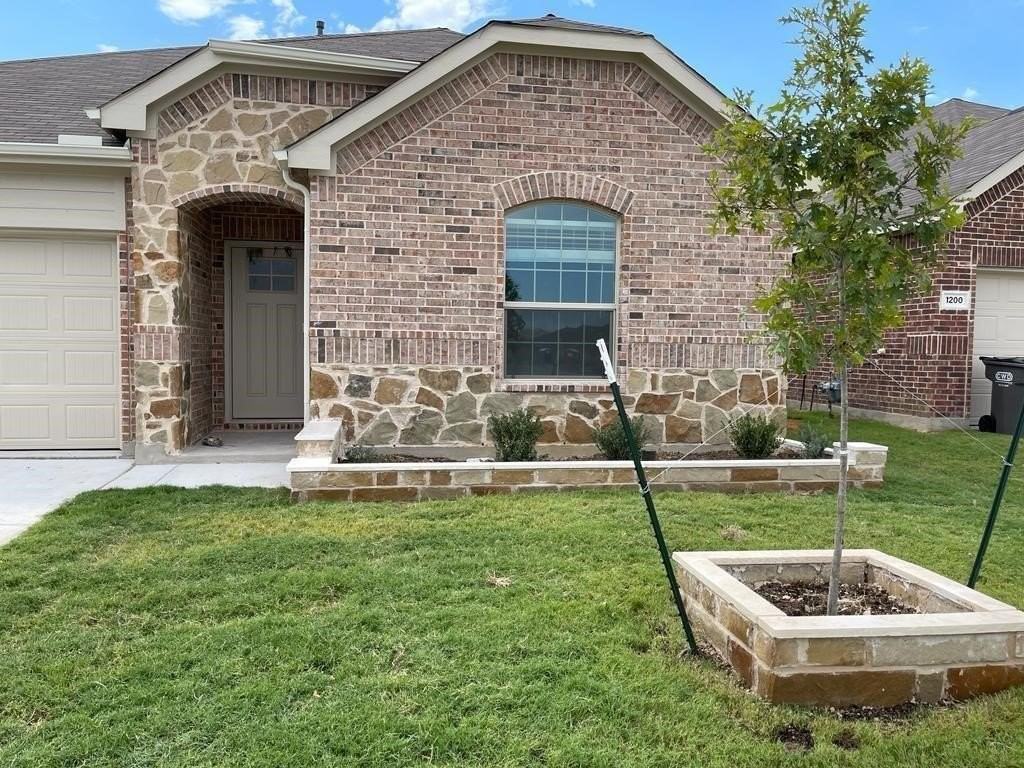 1204 Mimosa Ln - Photo 2 of 22