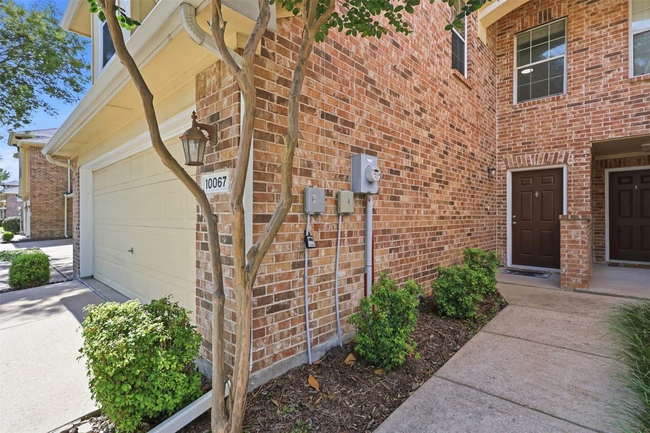 10067 Wake Bridge Dr - Photo 4 of 29