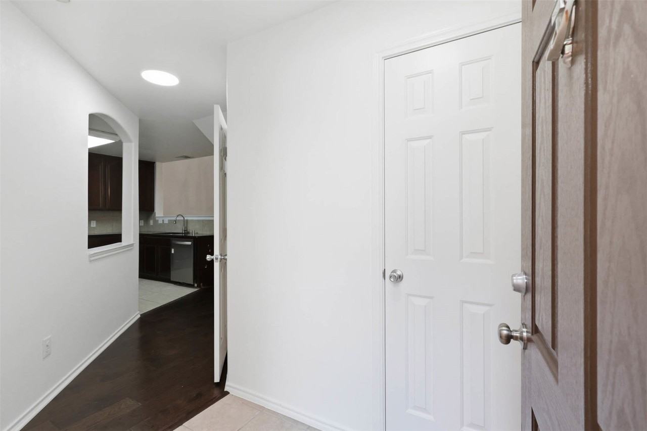 10067 Wake Bridge Dr - Photo 5 of 29