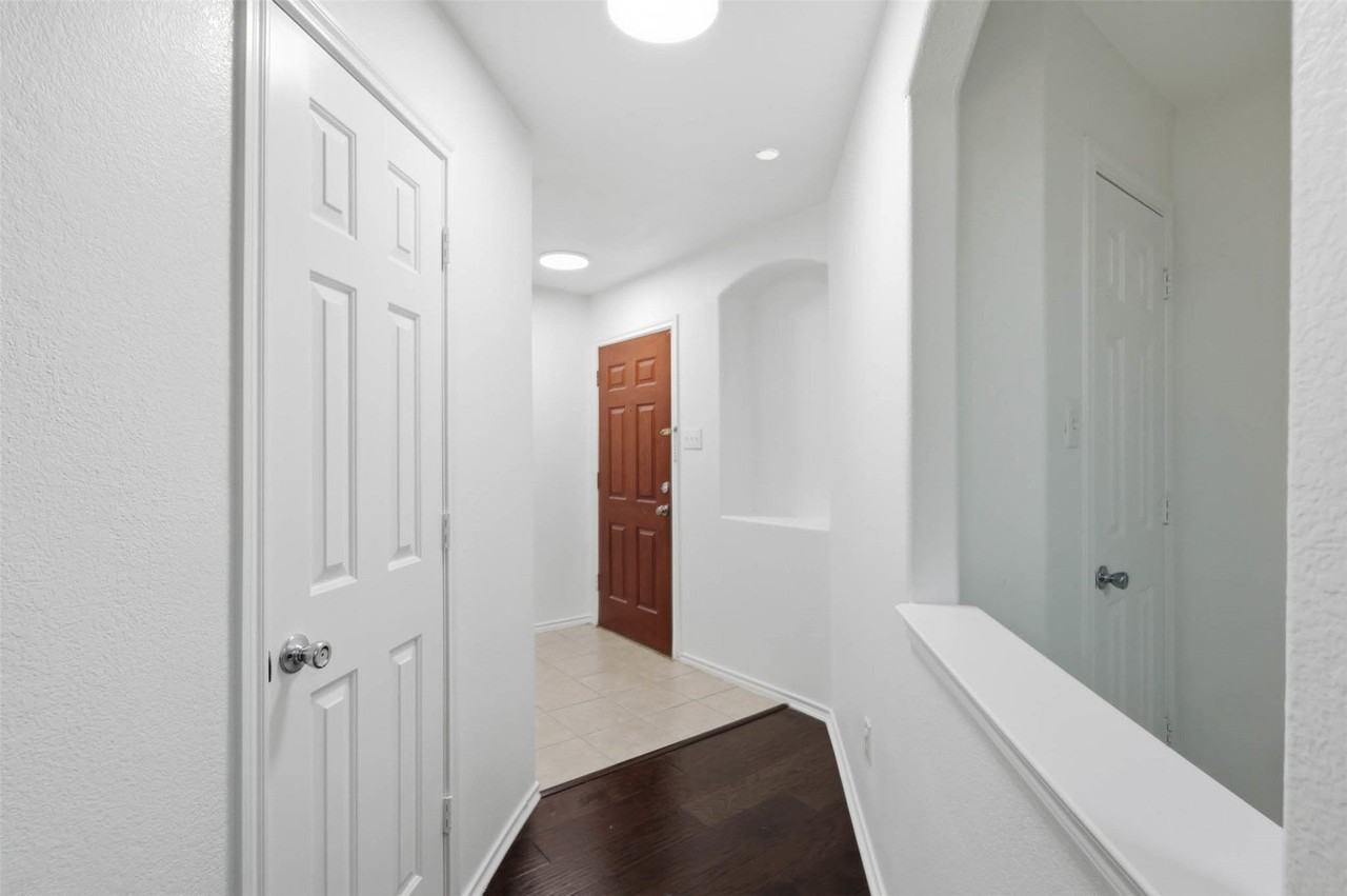 10067 Wake Bridge Dr - Photo 6 of 29