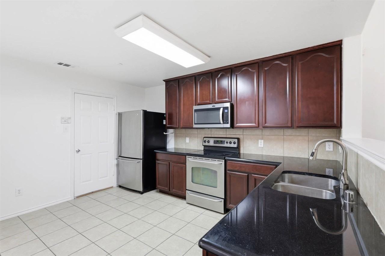 10067 Wake Bridge Dr - Photo 7 of 29