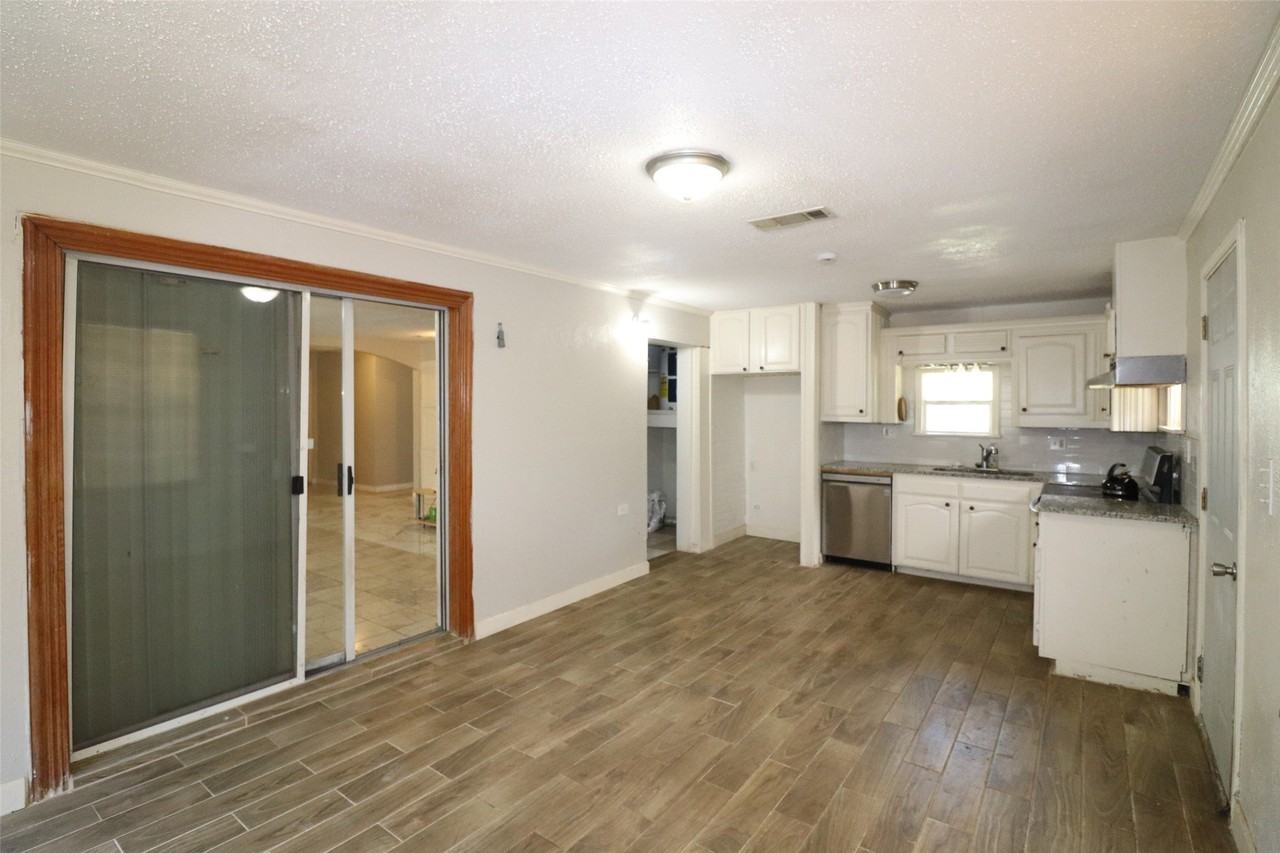 7340 Folkstone Dr - Photo 5 of 17