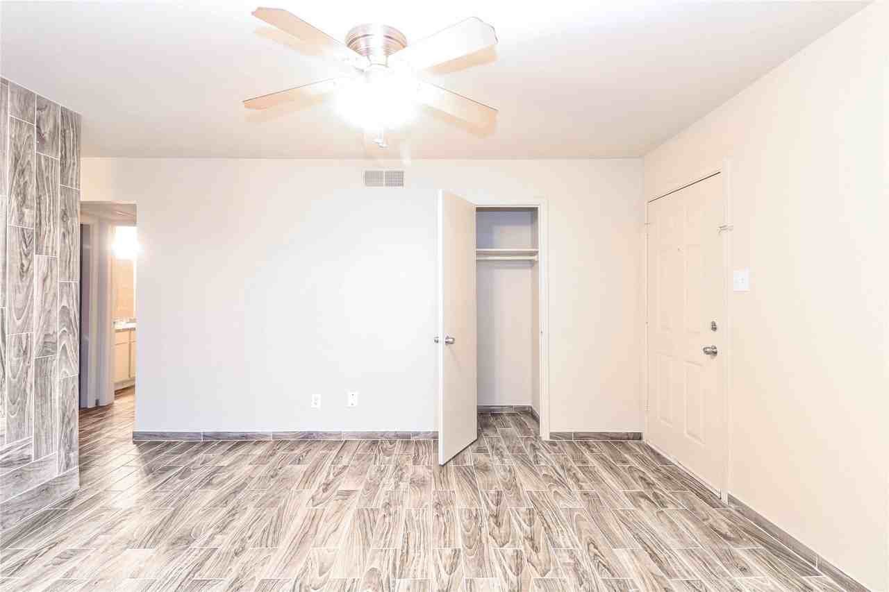 8033 Cambridge Cir - Photo 3 of 20