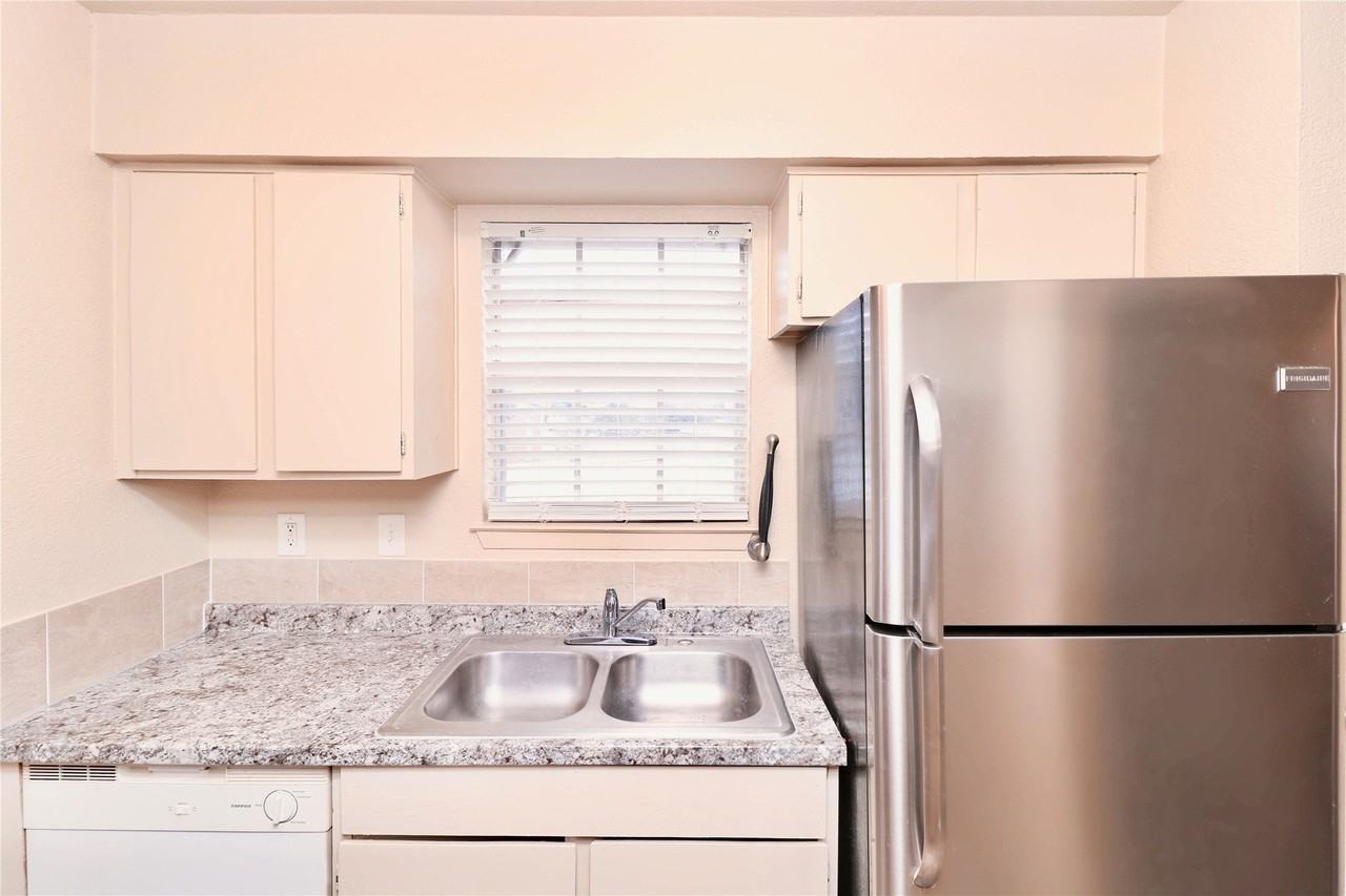 8033 Cambridge Cir - Photo 6 of 20