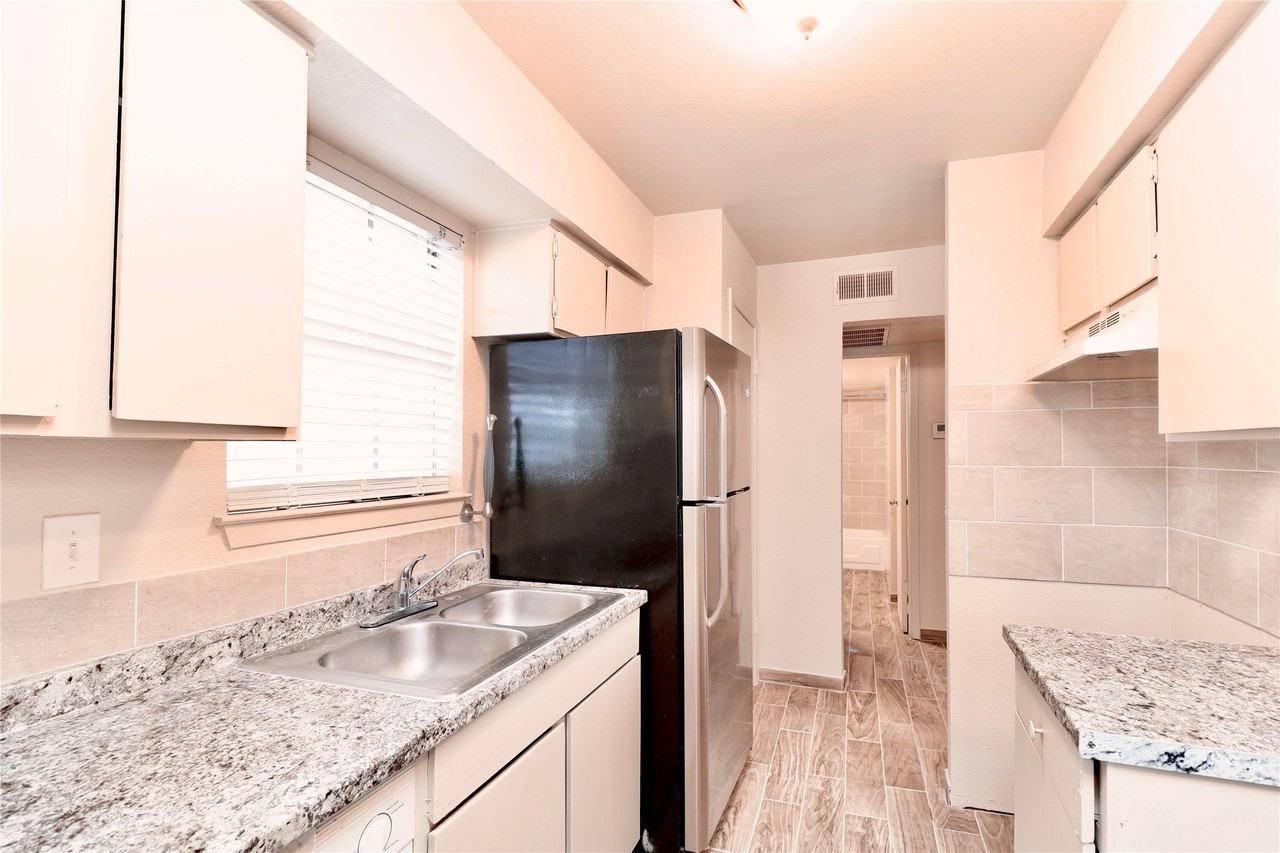 8033 Cambridge Cir - Photo 7 of 20
