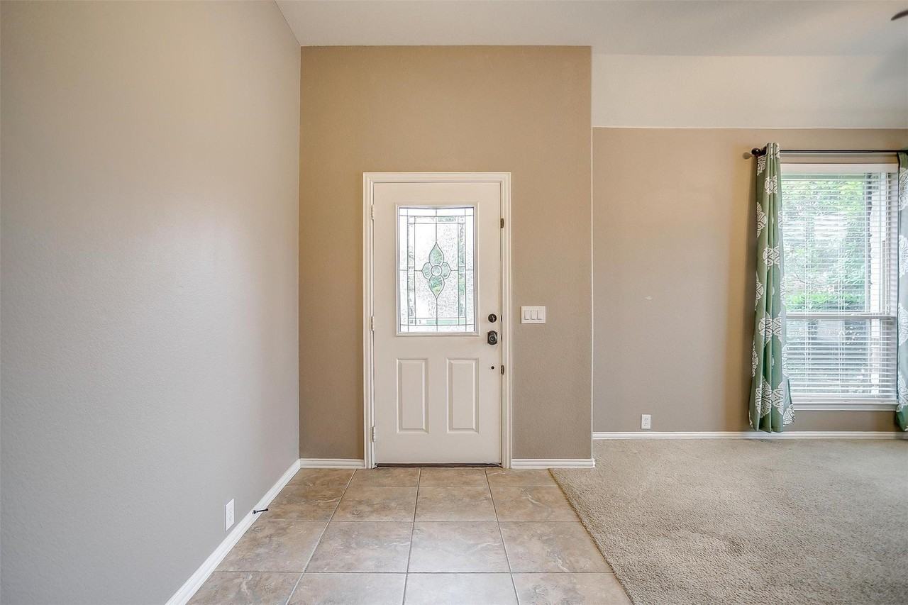 807 Silverthorne Dr - Photo 5 of 38