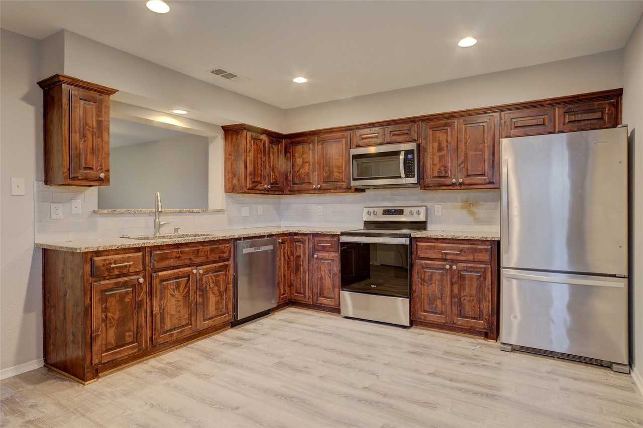 711 Wolftrap Dr - Photo 5 of 19
