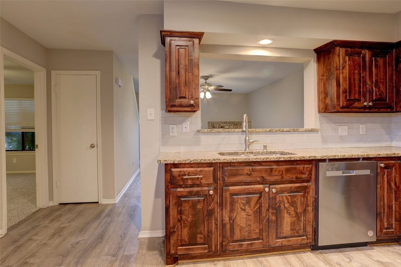 711 Wolftrap Dr - Photo 6 of 19