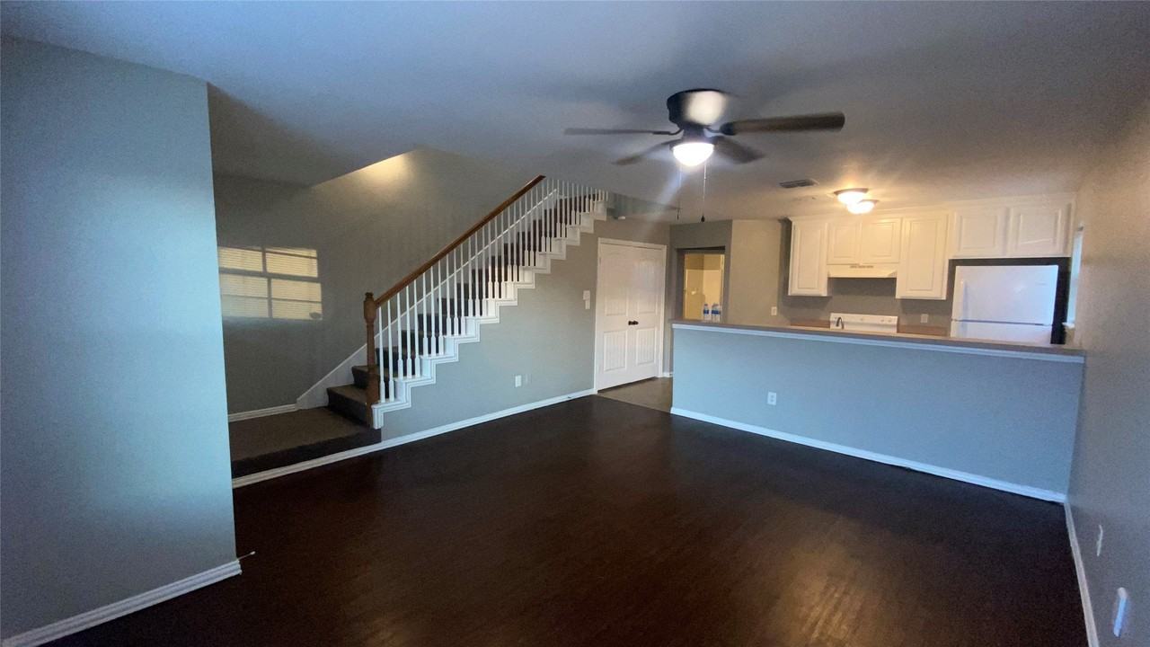 7700 Stanley Ct - Photo 3 of 20