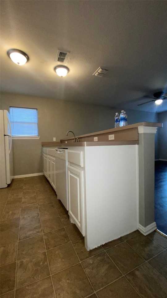 7700 Stanley Ct - Photo 4 of 20