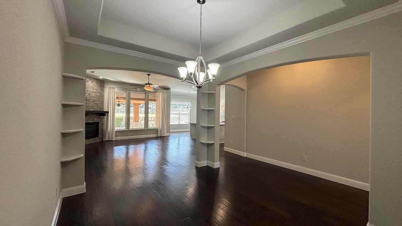 560 Darian Dr - Photo 7 of 31