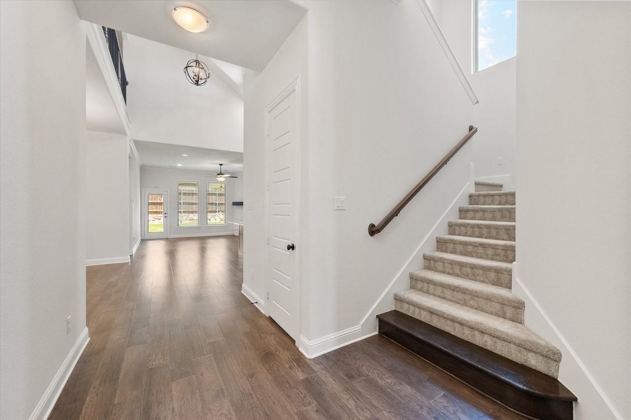 2512 Loxley Dr - Photo 5 of 39