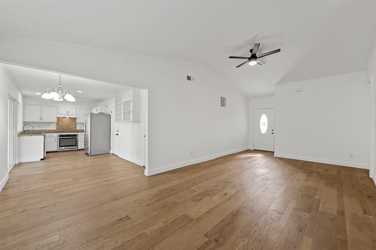 2029 Greenwood Rd - Photo 2 of 20