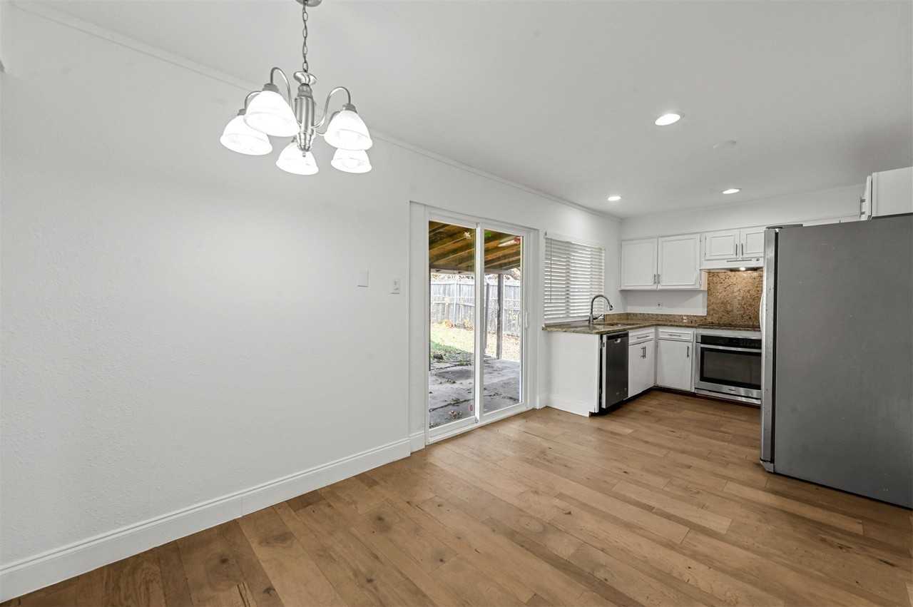 2029 Greenwood Rd - Photo 3 of 20