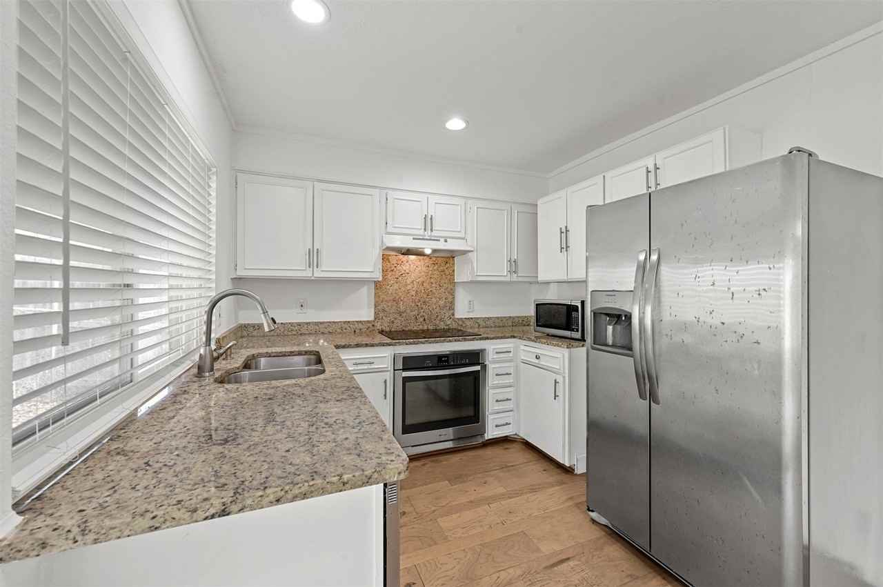 2029 Greenwood Rd - Photo 4 of 20