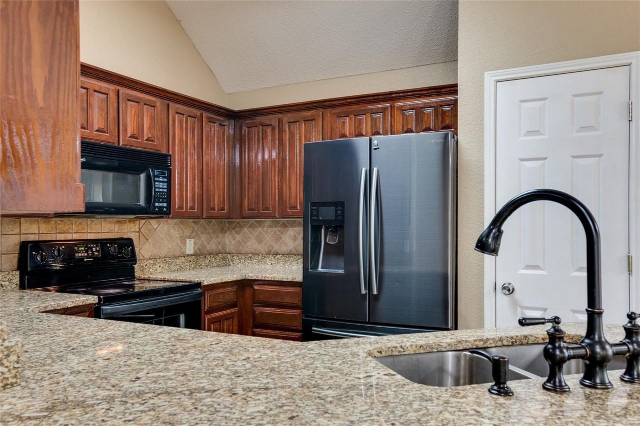 7704 Chandler Ct - Photo 3 of 28