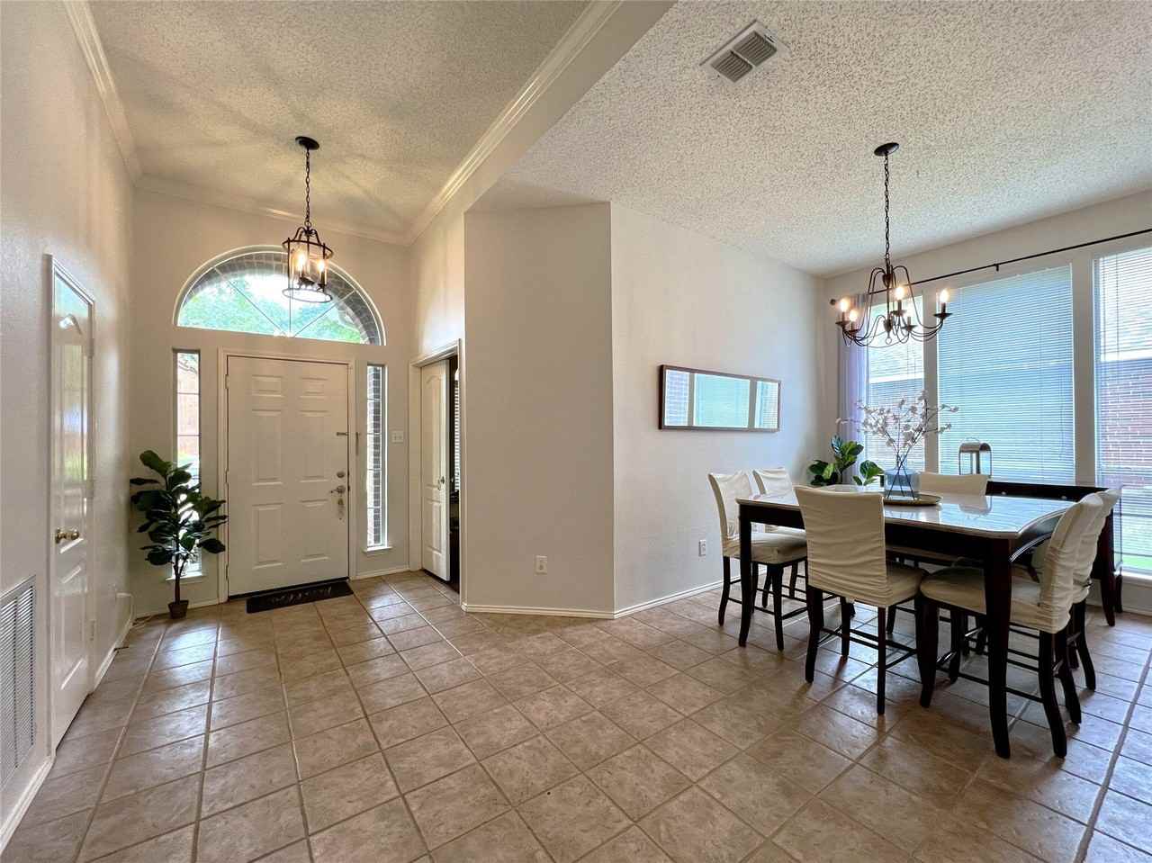 11413 Huntington Rd - Photo 6 of 35