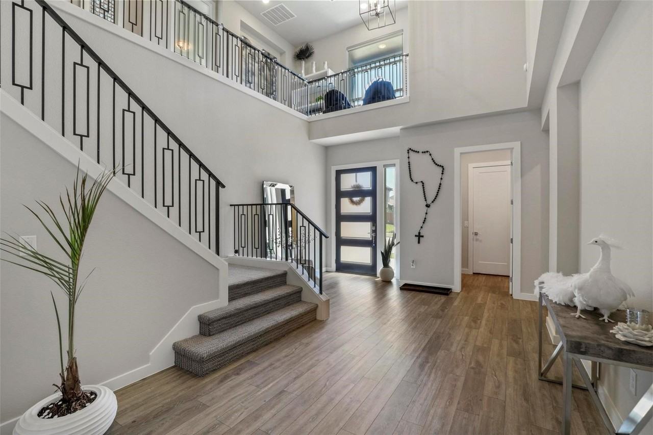 5322 Statesman Ln - Photo 2 of 40