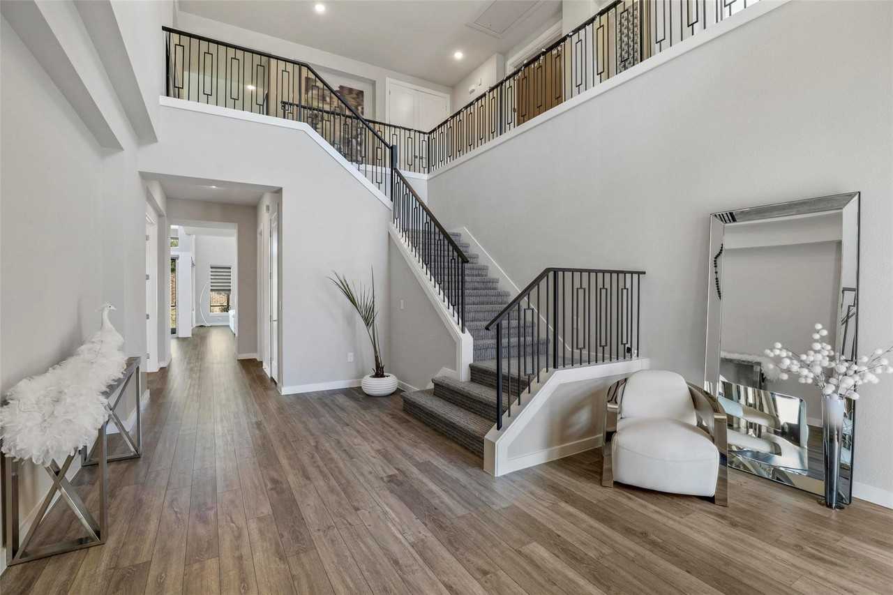 5322 Statesman Ln - Photo 3 of 40