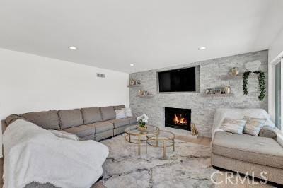 18340 Sandringham Ct - Photo 4 of 7