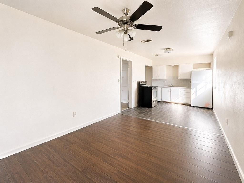 312 W 15th St - Photo 3 of 10