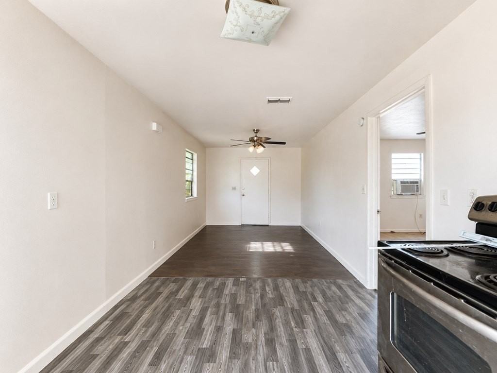 312 W 15th St - Photo 4 of 10