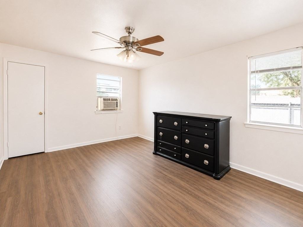 312 W 15th St - Photo 6 of 10