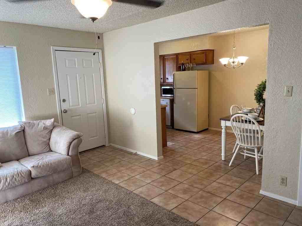 1201 Redwood Dr Apt C - Photo 4 of 11